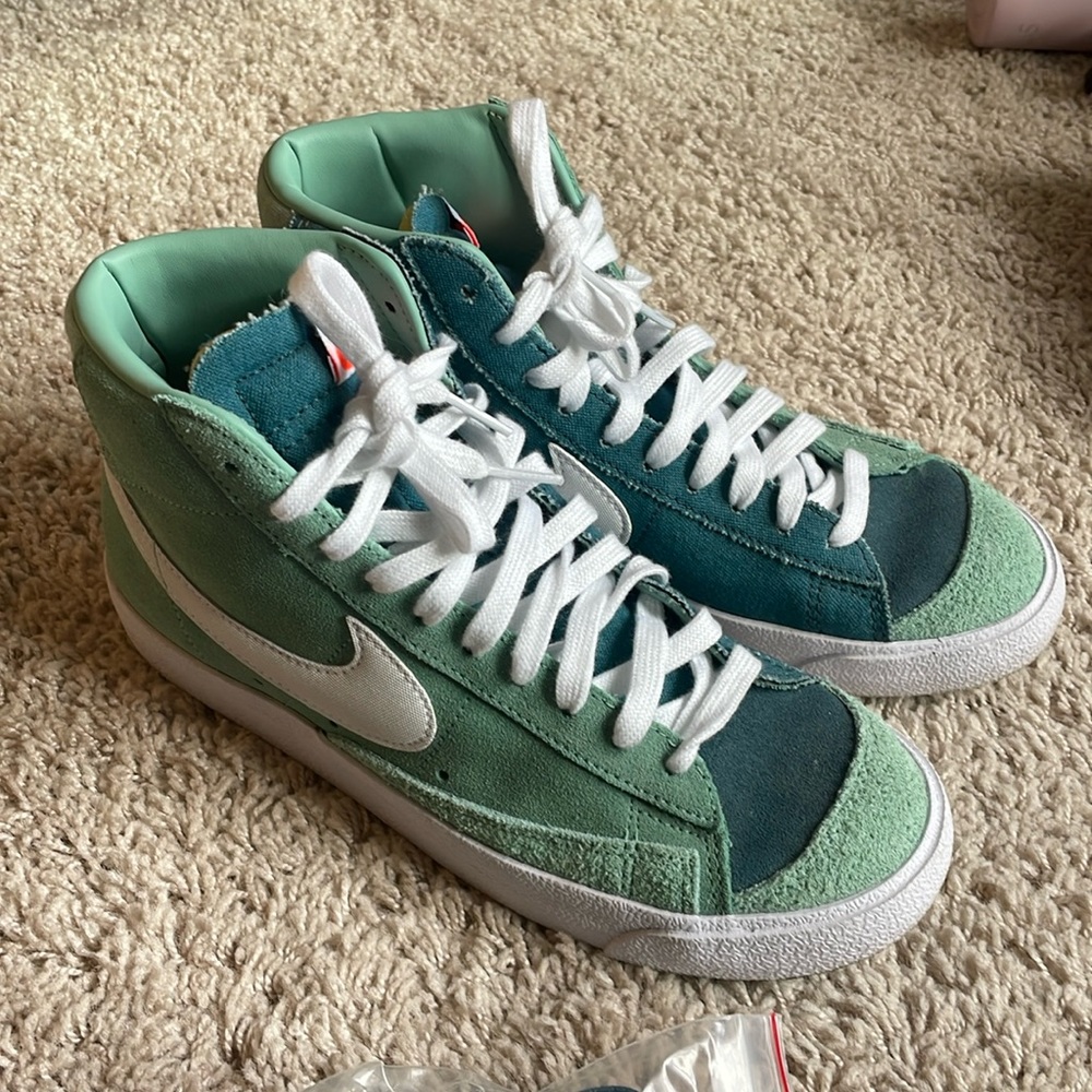 Rare 2 green/blue toned Nike blazer men’s 7 (women’s 8.5)